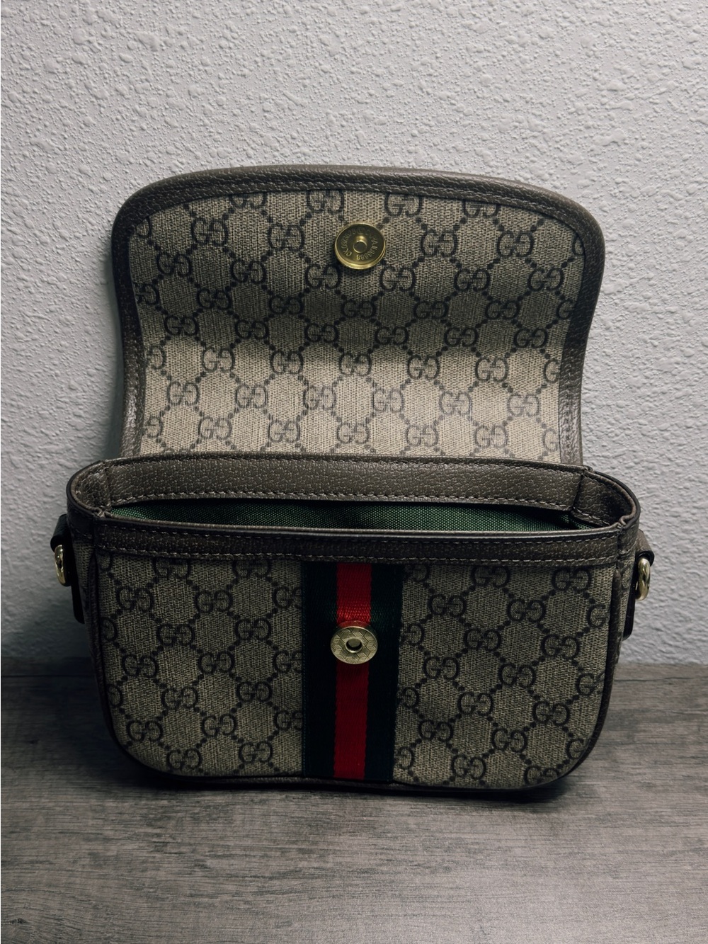 Gucci Beige GG Canvas Shoulder Bag with Red and Green Stripe 6’x9’x3’ - Picture 4 of 9